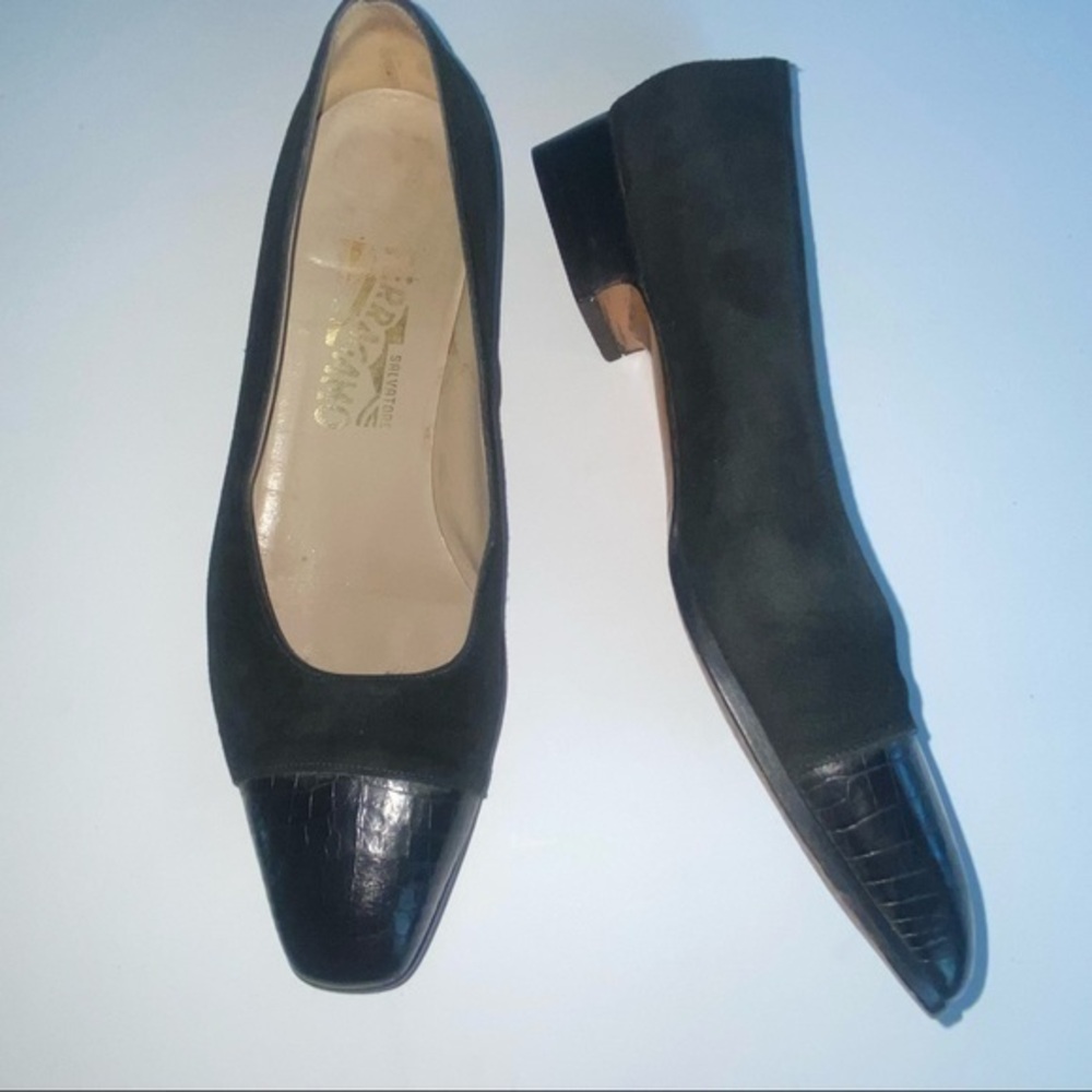 SALVATORE FERRAGAMO suede low heel shoe with snake pattern on the toe, 7.5. EUC